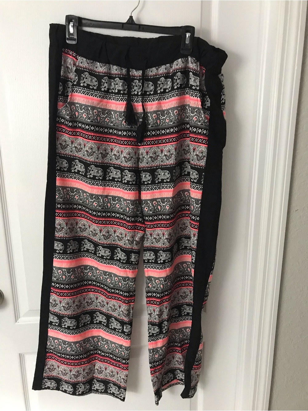 Japna Black & Coral Patterned Wide-Leg Lounge Pants